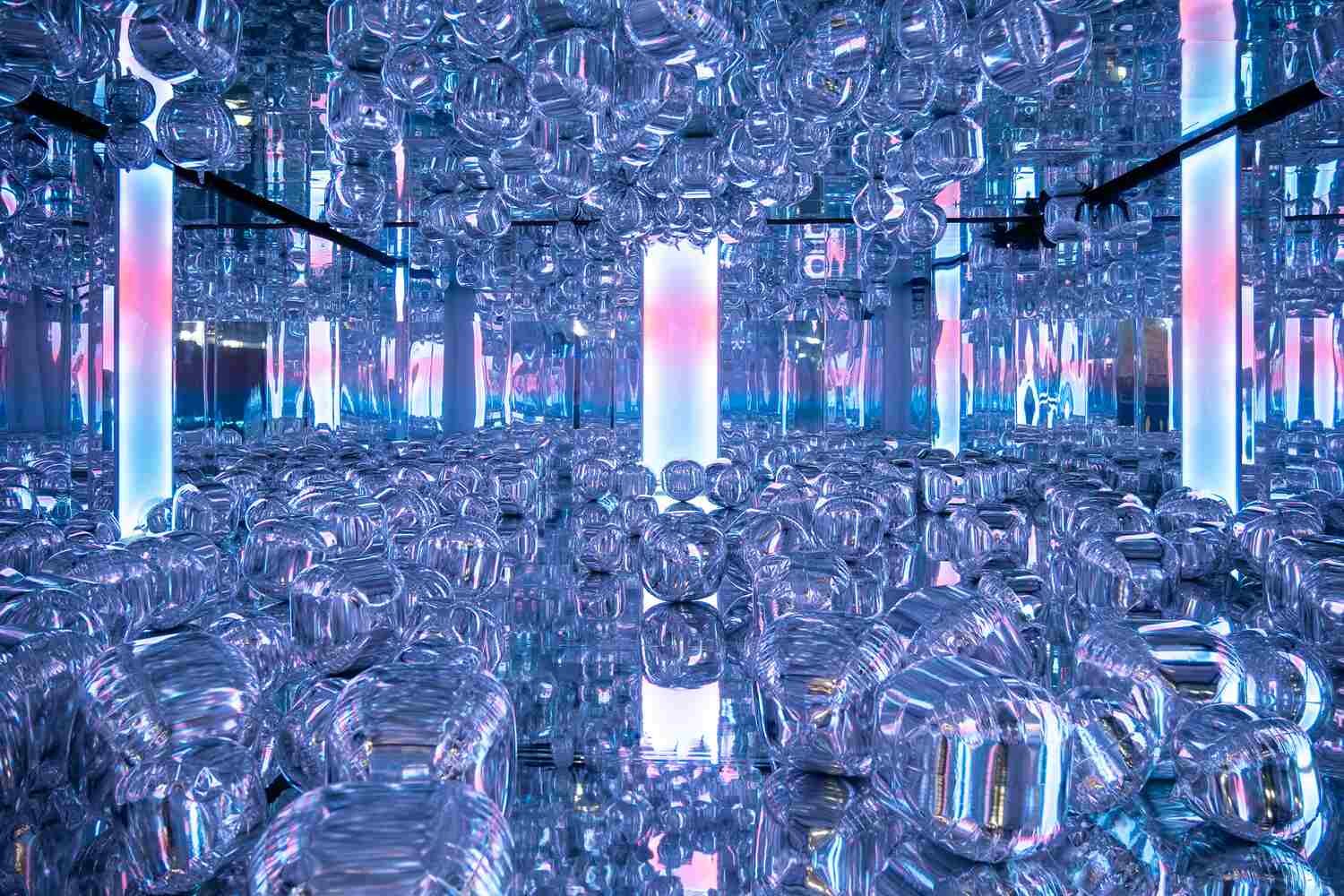 Ikono Berlin "Silber Balloon" room