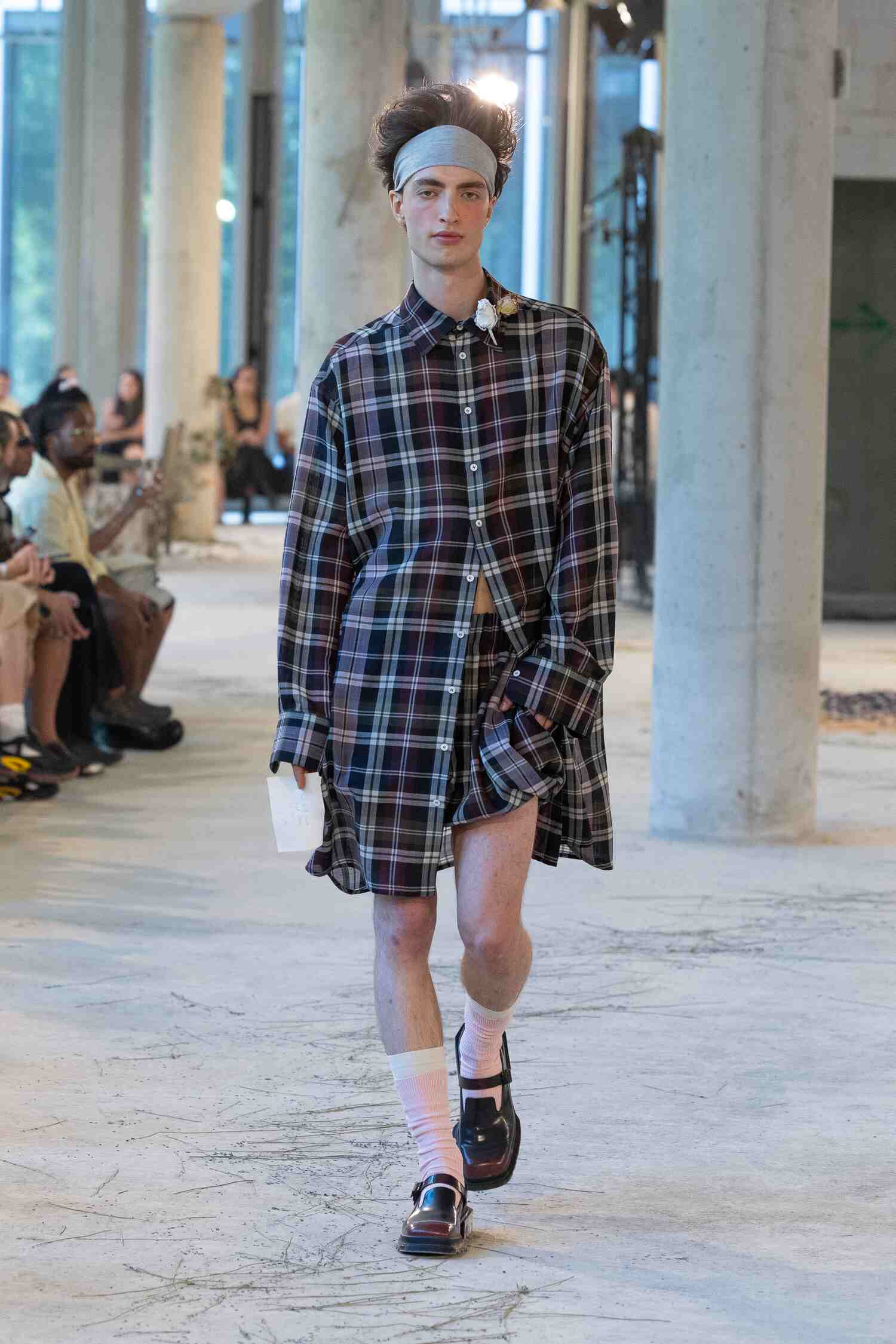 Flannel and notes in hand Marke SS26