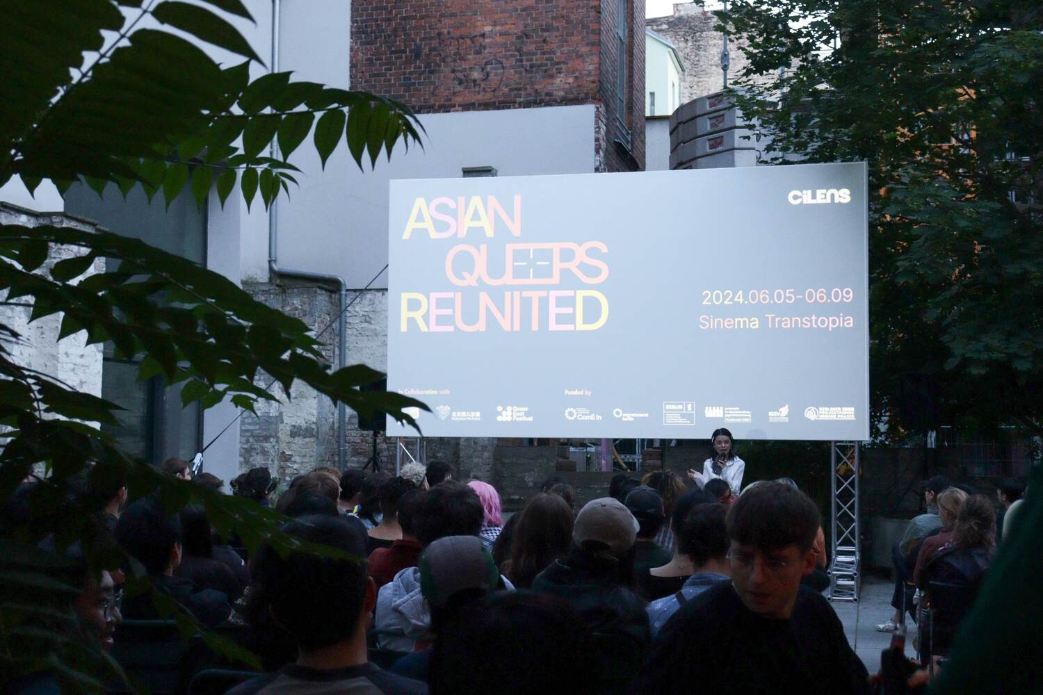 洋書 Queer Asian Cinema Amazon.com: Queer Asian Cinema: Shadows in the Shade